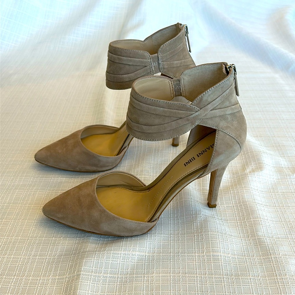 Gianni Bini, Suede Ankle Strap Pumps, Light Sahara Tan, size 8m